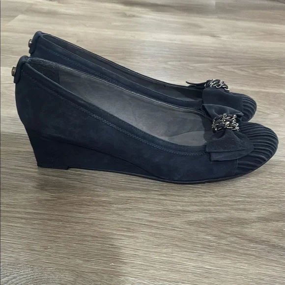 Stuart Weitzman Black Chain Bow Suede Wedges - Picture 4 of 10